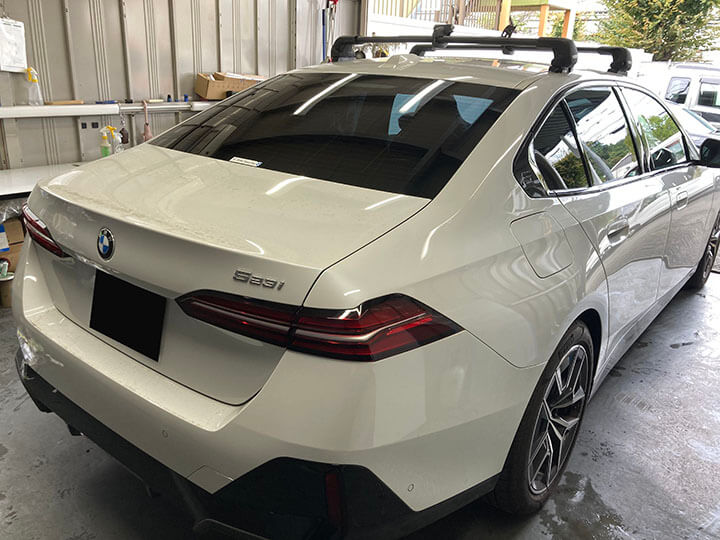 令和7年BMW5シリーズセダンのカーフィルム施工後の右後ろ
